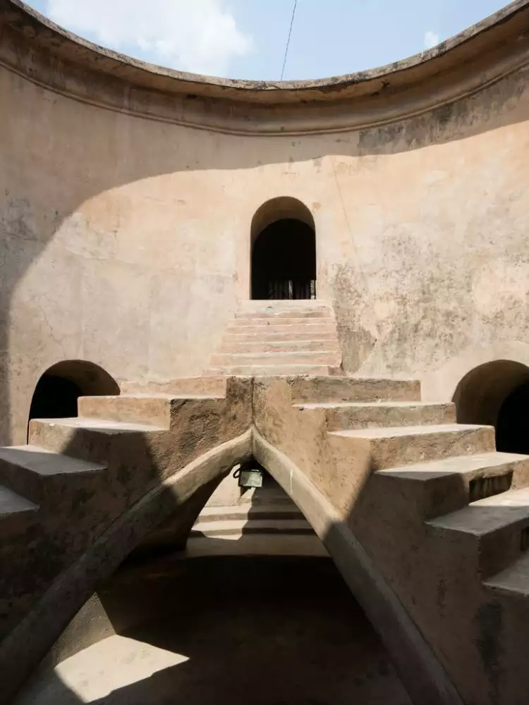 Bangunan sumur berusia 4 abad ini menyimpan sejarah Islam, apa saja?