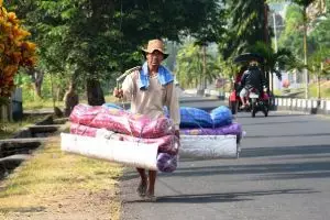 Kisah Tono, penjual kasur keliling yang setia dengan profesinya