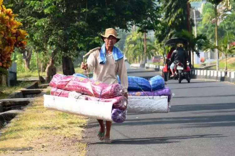 Kisah Tono, penjual kasur keliling yang setia dengan profesinya