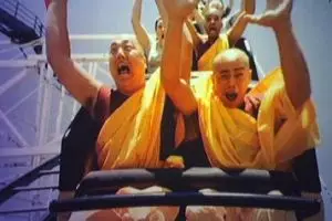 Epik, beginilah ekspresi wajah orang saat naik roller coaster