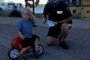 Reaksi mengemaskan balita yang kena tilang hebohkan netizen