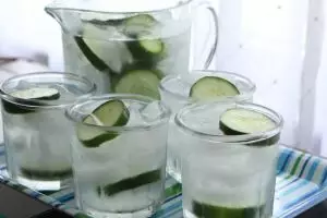 7 Alasan kenapa kamu wajib mencampurkan mentimun dalam air putih