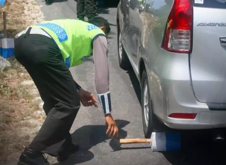 Satu tim polisi ini tugasnya mengganjal ban mobil pada tanjakan! Salut