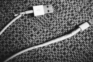 3 Tips sederhana ini bikin kabel chargermu jadi nggak gampang rusak