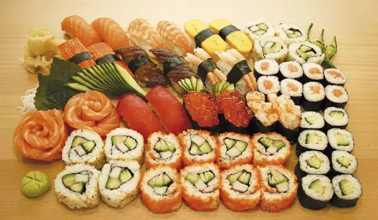 Kamu doyan banget makan sushi? Ini tips memilih dan memakannya, baca!