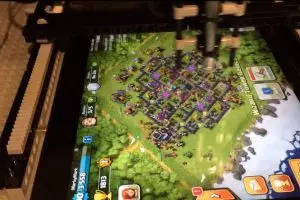 VIDEO: Programmer ini ciptakan robot untuk menggantikannya main COC!