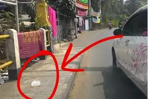 Jangan jadikan jalan sebagai tempat sampah, pengendara sadarlah!
