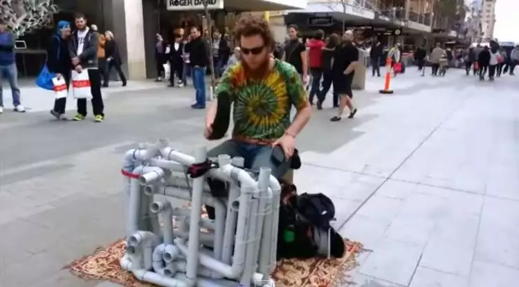 VIDEO: Cuma pakai pipa dan sandal jepit, pria ini bikin musik merdu