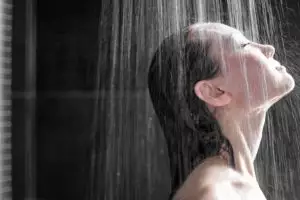 Ladies, mandi air dingin ternyata bisa turunkan berat badan, coba deh!