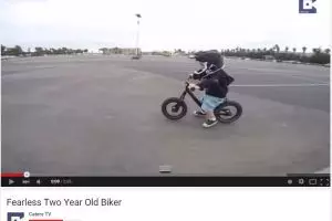 Anak umur 2 tahun ini bersepeda dengan kecepatan layaknya orang dewasa