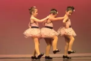 VIDEO: Aksi balerina cilik berhasil menghipnotis penonton