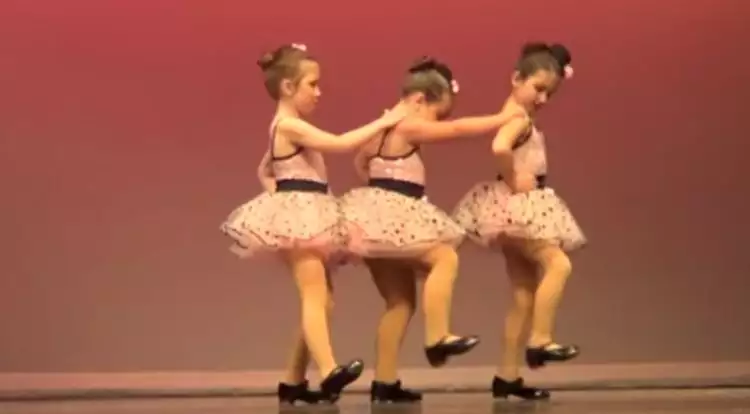 VIDEO: Aksi balerina cilik berhasil menghipnotis penonton