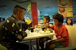 Orang lain tak peduli, Tentara gagah ini traktir anak jalanan 
