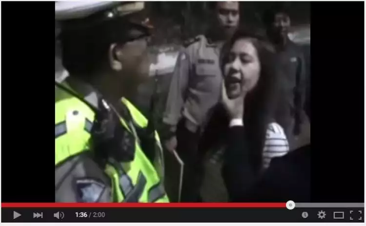 VIDEO: Gadis mabuk memberontak melawan polisi