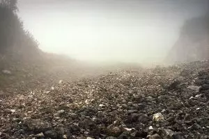 Tempat ini kelihatannya sangat sepi padahal ada yang mengintai, hiiii!