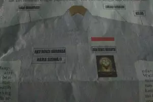 Niatnya baik, tapi seragam baru anak SMA ini malah ramai dicibir