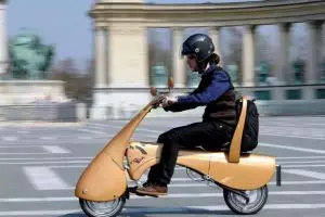 Skuter ini tak pakai BBM dan bisa diseret layaknya koper, keren!