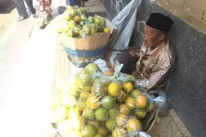 Kisah Mbah Suparman, semangat dagang jeruk meski tak laku-laku