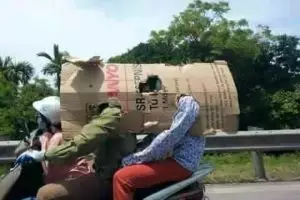 18 Potret cara aneh orang Vietnam hadapi teriknya kemarau