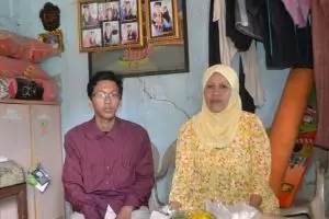 Seperti kakaknya, anak kedua Sariyah, juga kuliah di UGM, salut!