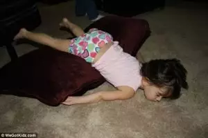 15 Foto pose tidur balita di sembarang tempat ini lucu banget, gemes! 