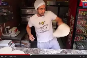 VIDEO: Atraksi chef membuat Pizza yang bikin kamu melongo