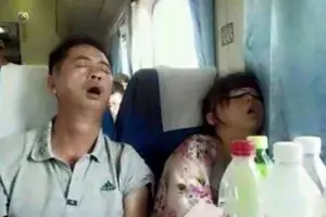 15 Ekspresi gokil orang tidur di kereta, bikin geli