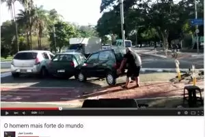 VIDEO: Pria ini angkat mobil yang menghalangi jalur sepeda, salut!