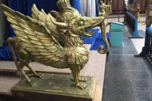 Lembu ini punya sayap, gading dan belalai! Kira-kira ini hewan apa ya?