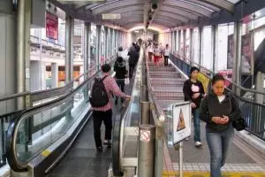Begini tips aman menaiki eskalator agar terhindar dari kecelakaan