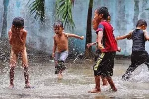 11 Hal masa kecil ini bakal aneh kalau dilakukan saat dewasa