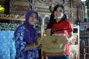 Demi batik, Yuli rela alami ban bocor tengah malam sendirian di hutan