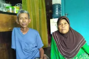 Keterbatasan fisik tak halangi Ode cari uang biayai pengobatan istri