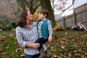 22 Potret kekompakan ibu dan anak laki-laki yang bikin iri