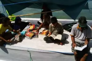 Perahu ini keliling antar pulau demi menyediakan buku bacaan, top!