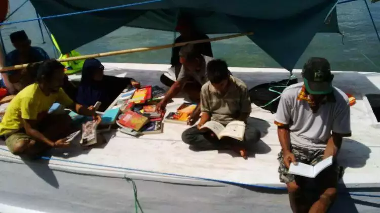 Perahu ini keliling antar pulau demi menyediakan buku bacaan, top!