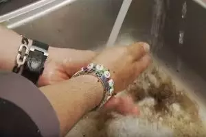 VIDEO: Tips praktis hilangkan bau bawang dan amis ikan di tangan