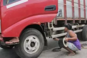 Siti, ibu perkasa tukang tambal ban truk 