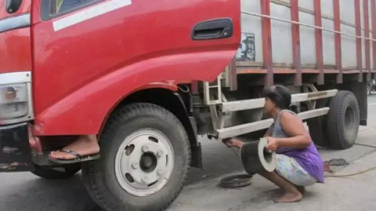 Siti, ibu perkasa tukang tambal ban truk 