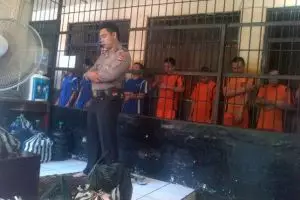 Polisi imami para tahanan dari balik jeruji, bikin haru