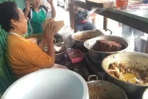 Dijajakan di trotoar, kelezatan gudeg Bu Manto tak kalah dari restoran