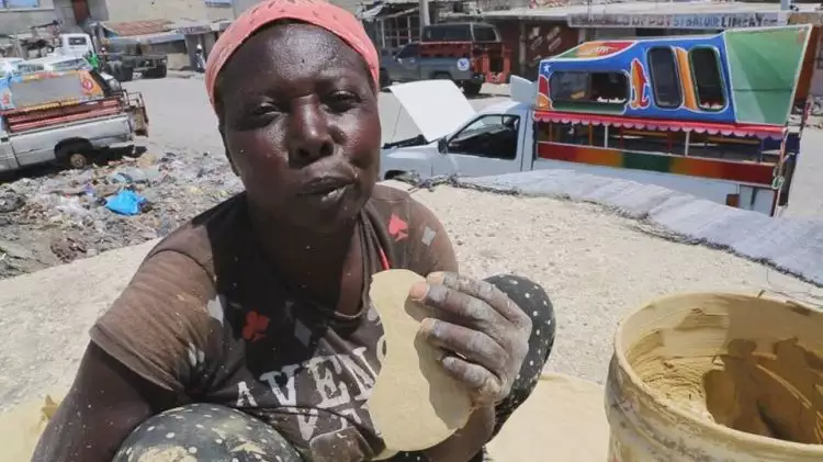 Saking miskinnya, penduduk negara ini makan roti dari lumpur