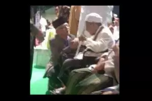 Kiai sepuh ini ajarkan kamu kebersahajaan dan nasionalisme, terharu!!