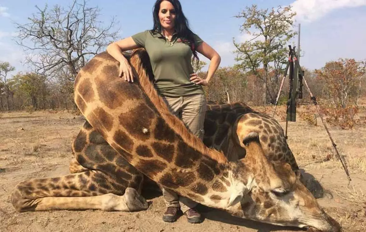 Wanita ini pamer hewan langka buruannya & tolak berhenti, keterlaluan!