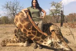 Wanita ini pamer hewan langka buruannya & tolak berhenti, keterlaluan!