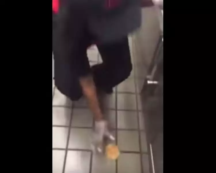 VIDEO: Pegawai resto usapkan roti ke lantai agar tampak telah dibakar