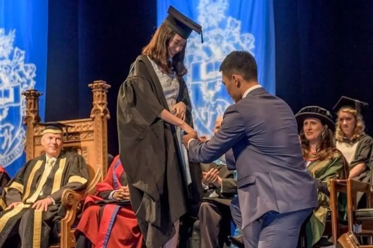Wisuda paling romantis, wisudawan dilamar kekasih di atas podium