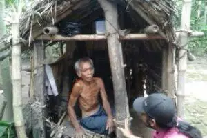 Kondisinya sakit, kakek ini tinggal seorang diri di gubuk kecil reyot