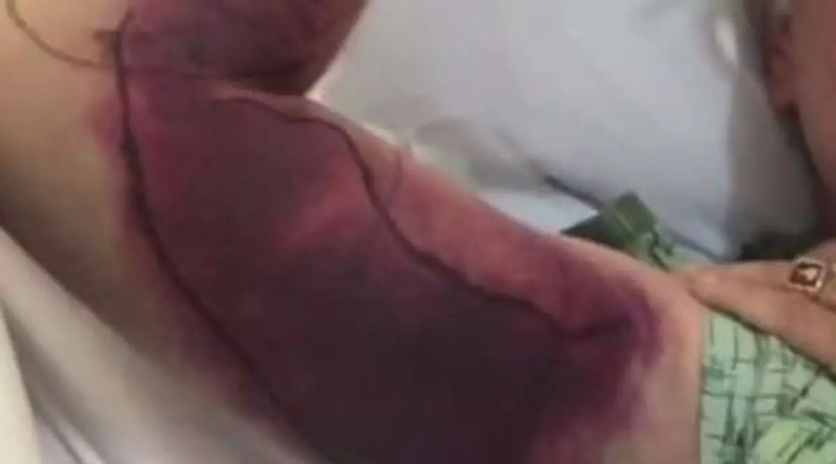 Ingin gaya dengan berselfie bareng ular, pria ini malah hampir mati