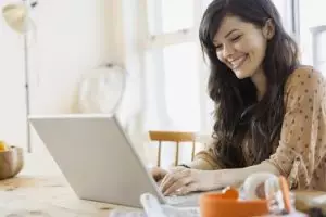 Bekerja dari rumah? Lakukan 3 tips ini biar tetap kreatif & produktif